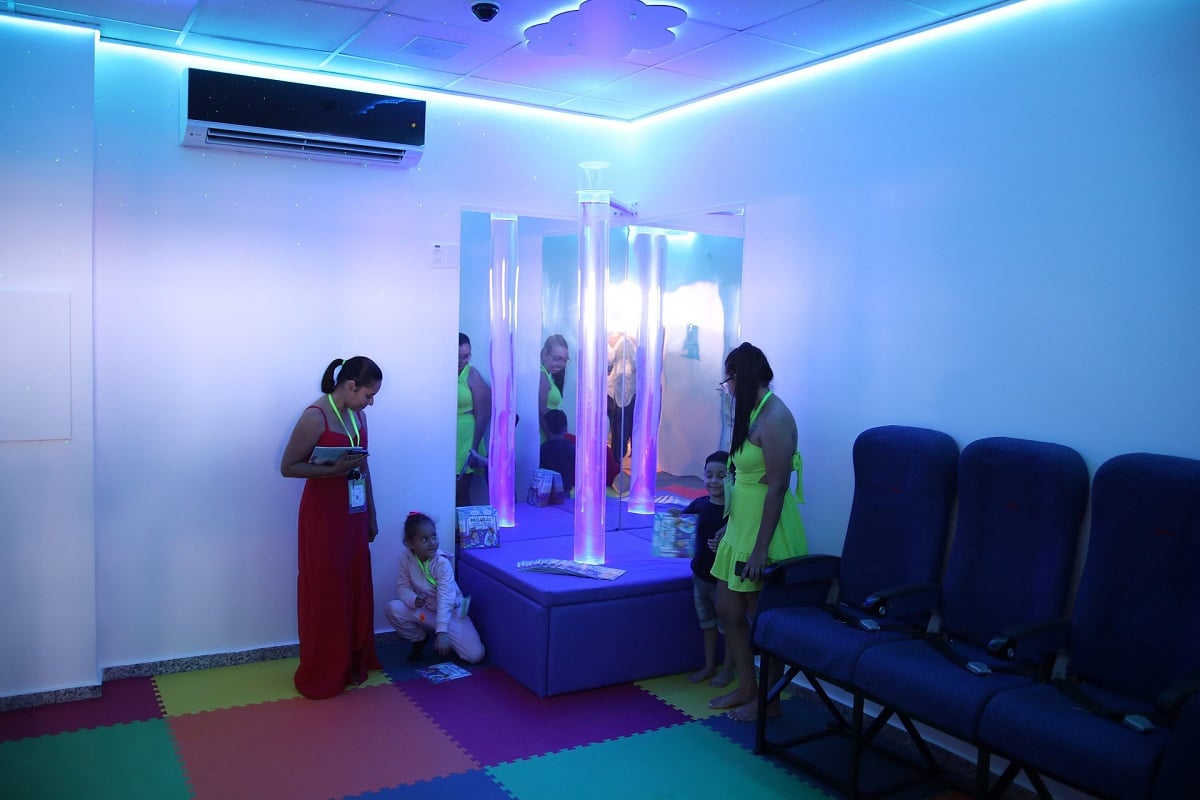 Aeroporto de Natal cria sala adaptada para passageiros com TEA e famílias atípicas