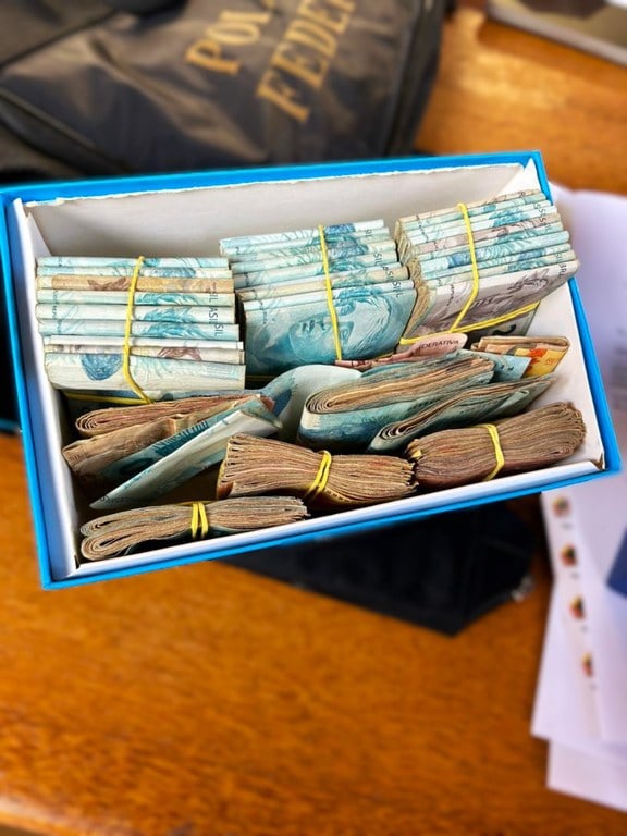 Operação da PF que envolve Allyson Bezerra apreendeu R$ 219 mil em sete locais