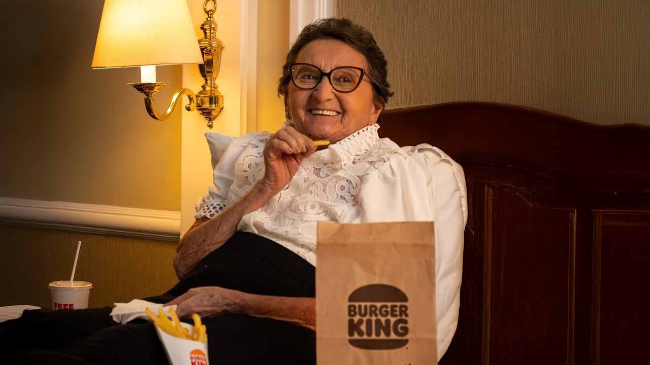 Burger-King-brinca-com-a-expectativa-do-Globo-de-Ouro-em-acao-com-Tania-Maria.jpg Tânia Maria estrela campanha que ironiza o glamour das premiações internacionais