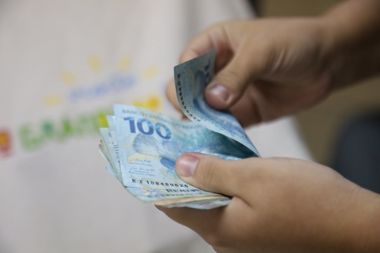 Novo salário mínimo de R$ 1.621 entra em vigor em todo o país