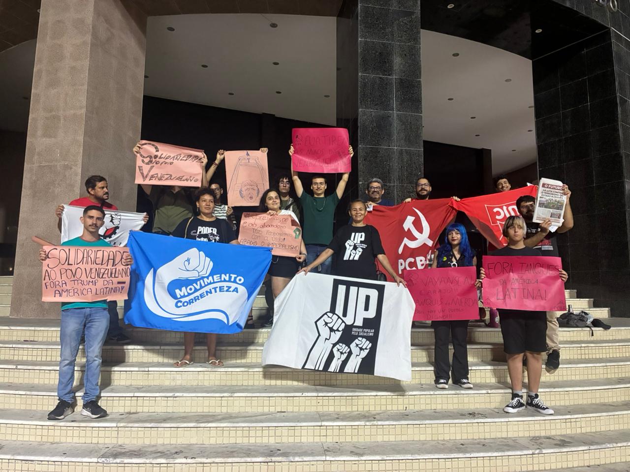 “América Latina unida”: Mossoroenses fazem ato em apoio ao povo venezuelano