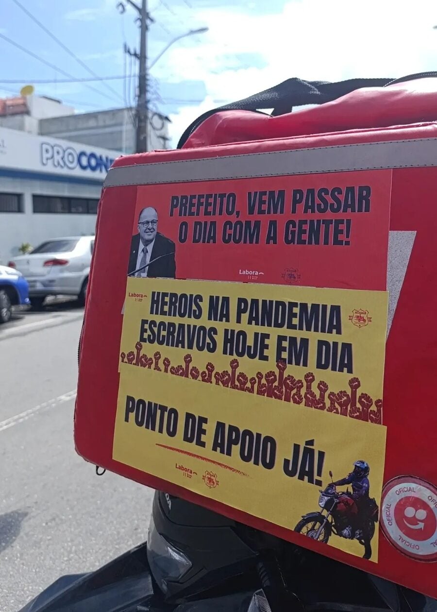 Trabalhadores por aplicativo protestam em frente à Prefeitura de Natal