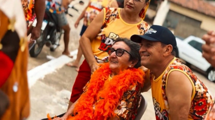 Potiguar Tânia Maria é homenageada em bloco de carnaval em Parelhas